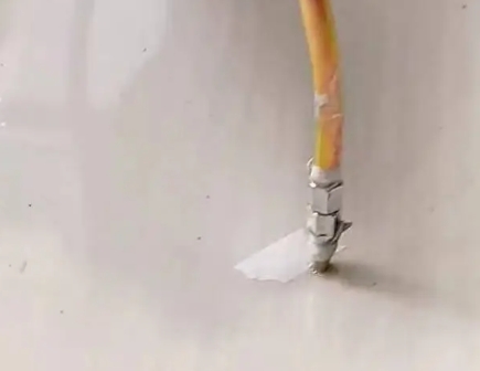 安多瓷砖空鼓维修公司专业解答在瓷砖铺贴过程中，如果使用的砂料过粗（如全部使用了粗砂），可能会导致以下问题